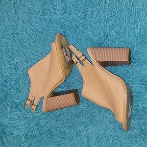Anne Marie Beige Block Heel Size 8